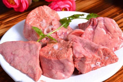 Cách đây một thời gian, ông Ngô, người Vân Nam, Trung Quốc đến bệnh viện khám sức khỏe do cảm thấy uể oải, chân tay vô lực, yếu ớt. Không ngờ kết quả xét nghiệm cho thấy, ông Ngô bị ung thư gan. Khi bác sĩ hỏi về chế độ ăn uống và các món khoái khẩu, ông Ngô cho biết, ông rất thích ăn phổi lợn và thường ăn liên tục.