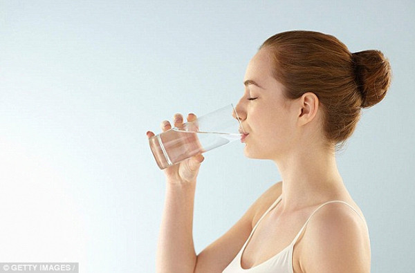 Bên cạnh việc uống nước thường xuyên, cũng có thể thay thế nước lọc bằng nước hoa cúc để bổ sung các chất dinh dưỡng như selen, stachydrine, flavonoid, v.v., có thể giúp ổn định lipid máu.