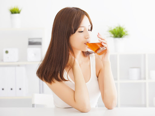 Ngoài ra, hãy duy trì 2 thói quen này để làm giảm mỡ máu. Thứ nhất, uống nhiều nước. Nước có thể duy trì hoạt động bình thường của hệ thống con người và thúc đẩy tuần hoàn máu.