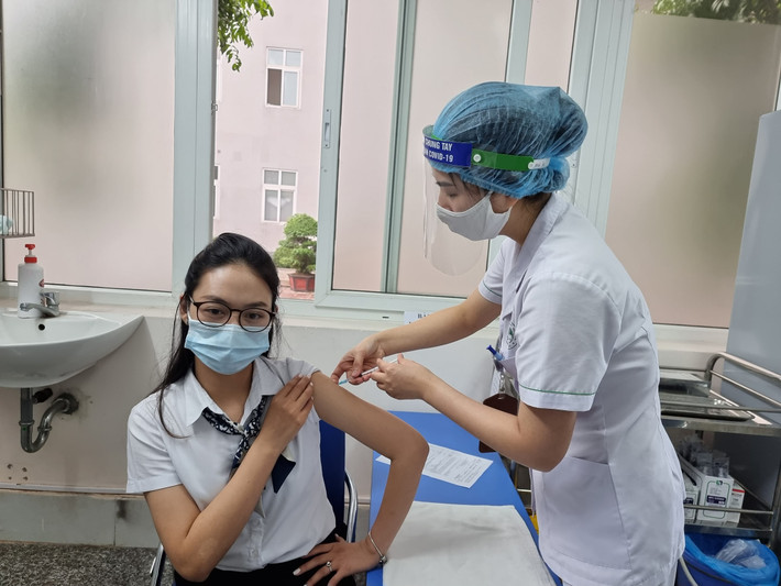 Trong các nghiên cứu lâm sàng, hầu hết các tác dụng sau khi tiêm vắc xin COVID-19 đều ở mức độ từ nhẹ đến trung bình và đều sẽ tự hết trong vài ngày. Bệnh nhân có thể uống thêm thuốc hạ sốt nếu sốt cao.