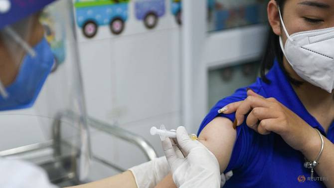 Tùy theo cơ địa của từng cá thể mà vắc xin có thể gây ra một số phản ứng không mong muốn sau tiêm chủng. Do đó, việc theo dõi phản ứng phụ sau tiêm phòng COVID-19 là việc làm hết sức quan trọng.