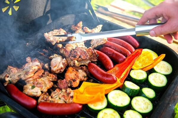 1. Đồ nướng. Đồ nướng là món ăn khoái khẩu của giới trẻ, đặc biệt là vừa ăn đồ nướng vừa nhâm nhi đồ uống như nước ngọt, rượt, bia thì lại càng hấp dẫn.