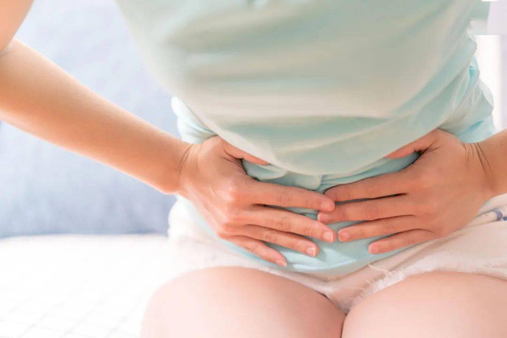 Thứ hai, bệnh viêm dạ dày ruột cấp tính. Khi nhu động tiêu hóa tăng cao sẽ phát ra tiếng kêu liên tục, tuy âm thanh không lớn lắm nhưng có thể cảm nhận rõ chuyển động của dạ dày, lúc này có thể là viêm dạ dày ruột cấp tính hoặc xuất huyết tiêu hóa.