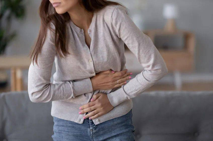 Nói chung, viêm dạ dày ruột cấp tính ngoài việc bụng kêu sẽ kèm theo đau bụng trên, buồn nôn, nôn, căng tức bụng và xuất huyết tiêu hóa sẽ gây ra các triệu chứng như melena và đánh trống ngực.