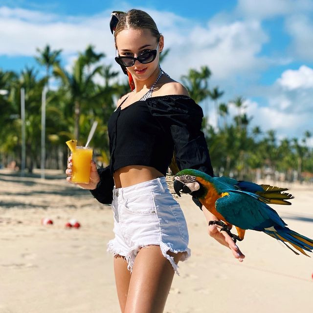 Với vẻ ngoài không thua kém bất cứ người mẫu nào, cô nàng thường xuyên xuất hiện trên các tạp chí ở quê nhà. Đồng thời "nữ thần giỏi võ" cũng thích chia sẻ các bí quyết làm đẹp, chăm sóc cơ thể.