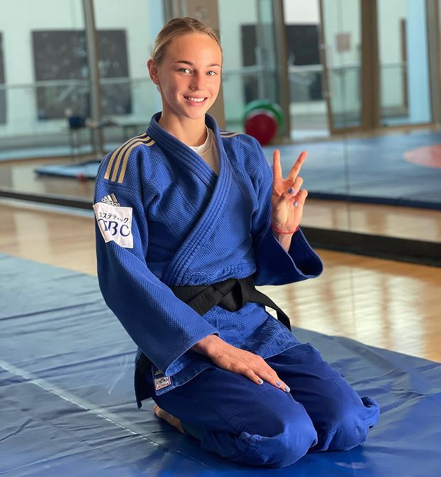 Daria Bilodid là mỹ nhân sinh năm 2000 nổi tiếng ở Ukraine, cô là một trong những bóng hồng xinh đẹp tham gia Olympic Tokyo 2020 và được mệnh danh là "nữ thần giỏi võ", "hoa khôi Judo"...