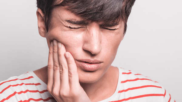 Hạn chế cử động lưỡi: Bạn có thể tự mình thử để xem cách di chuyển của lưỡi. Nếu cử động lưỡi cũng bị hạn chế, hoặc khi thè lưỡi ra, bạn phát hiện ra rằng lưỡi không tự chủ bị lệch sang một bên, có thể có một số vết sưng trong miệng, ban đỏ hoặc bạch sản không xác định xuất hiện trên niêm mạc miệng.
