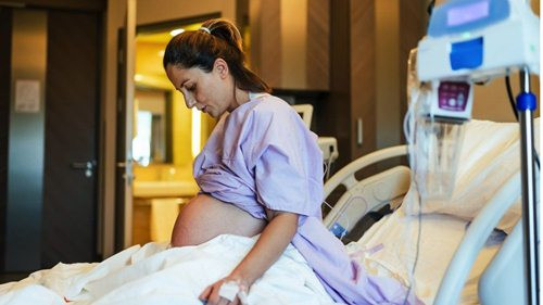 Thứ ba, ăn thức ăn nhiều muối, nhiều đường và nhiều chất béo. Đây là những loại thức ăn có thể khiến mẹ bầu bị cao huyết áp, tăng đường huyết, tăng mỡ máu, gây ra hàng loạt biến chứng thai kỳ, cuối cùng dẫn đến tình trạng thiếu oxy mãn tính cho thai nhi.