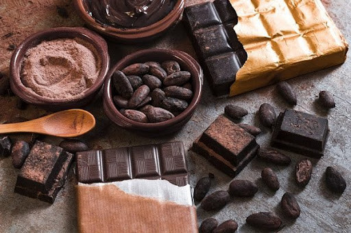 Cách dễ nhận biết socola đã bị hỏng hay chưa là nếm thử. Vì socola có thể hấp thụ mùi nên nếu hương vị thay đổi, không giống vị socola ban đầu, có vị của thực phẩm khác như hành tây chẳng hạn thì bạn nên vứt ngay.