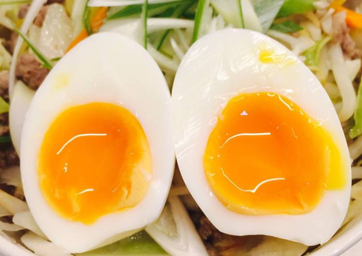 Đặc biệt, đối với những người ăn trứng sống, đây thực sự là một thói quen cần phải sửa chữa ngay. Trứng sống không nhiều dinh dưỡng hơn trứng chín lại tiềm ẩn nguy cơ và rủi ro sức khỏe quá cao.