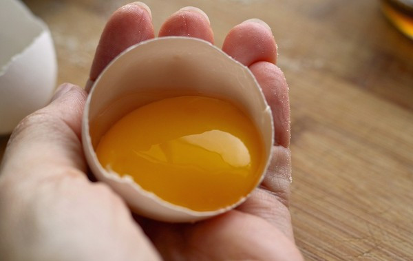Theo khảo sát, đa số mọi người để trứng vào tủ lạnh sau khi mua để bảo quản. Ít người biết, vỏ trứng rất dễ nhiễm khuẩn từ phân gà. Vi khuẩn Salmonella thường có trong phân gà có thể gây viêm ruột cấp tính, gây đau bụng, ớn lạnh, sốt, buồn nôn, nôn mửa và các triệu chứng khác.