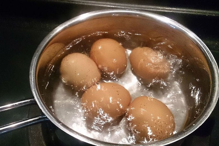 Trứng ở nhiệt độ bình thường ở chợ truyền thống có thể bảo quản trực tiếp ở nơi thoáng mát trong khoảng 7-10 ngày; trứng tươi bảo quản ở nhiệt độ mát được khoảng 1 tháng. Trứng được giữ lạnh trong siêu thị nên được bảo quản trực tiếp trong tủ lạnh ngay sau khi mua về và chú ý đến chỉ dẫn về hạn sử dụng.