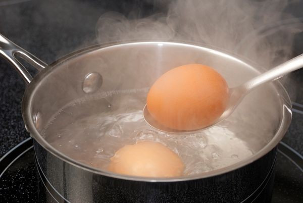 Đặc biệt, trước khi bảo quản trứng trong tủ lạnh, hãy dùng khăn khô lau sạch bụi trên bề mặt trứng, không nên rửa bằng nước rồi mới cho vào tủ lạnh, như vậy mới không làm tăng khả năng vi sinh vật gây bệnh xâm nhập vào trứng, hoặc tạo điều kiện cho vi sinh vật sinh sôi nảy nở, tăng rủi ro về sức khỏe.