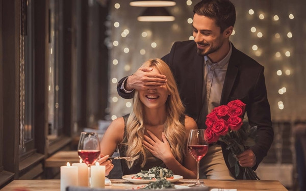 Tuy nhiên một số cặp đôi lại mắc phải những sai lầm thường gặp khi vợ chồng yêu đương thân mật, những sai lầm này thường mang lại ảnh hưởng không tốt cho sức khỏe. Chú ý, 3 thời điểm này không thích hợp để yêu, dù ham muốn thế nào cũng phải kiềm chế lại.