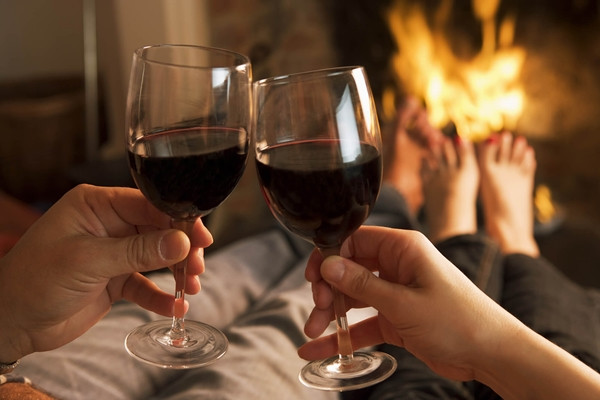 1. Sau khi uống nhiều rượu: Rất nhiều người thích thân mật với vợ/chồng sau khi nhậu nhẹt, họ cho rằng như vậy sẽ kích thích hơn, thoải mái hơn và cũng nồng nhiệt hơn, kéo dài thời gian ân ái hơn. Thế nhưng trên thực tế, ân ái sau khi uống rượu lợi thì ít mà hại thì nhiều.