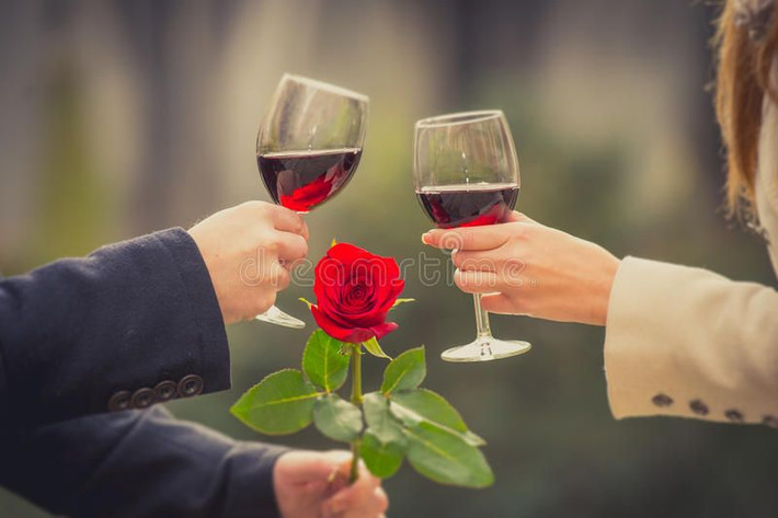 Thông thường sau khi uống rượu bia, quá trình tuần hoàn máu trong cơ thể tăng nhanh, rượu ngấm vào máu, dễ làm tăng chức năng chuyển hóa rượu của thận, vì vậy điều này không có lợi cho cơ thể, ảnh hưởng trực tiếp đến chức năng của thận và độ bền của mạch máu.