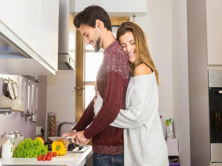 Nếu cố chấp ân ái trong thời kỳ này, không những có nguy cơ khiến vùng kín bị nhiễm khuẩn mà còn gây xung huyết vùng chậu nghiêm trọng ở phụ nữ, có thể làm tăng lượng kinh, thậm chí kéo dài kinh nguyệt.