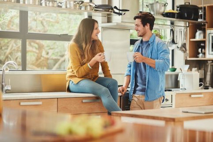 Thêm vào đó, thời gian buổi sáng quá gấp gáp, dễ ảnh hưởng đến cảm nhận và sự thoải mãn của cả hai vợ chồng. Đó là chưa kể vào buổi sáng, tuần hoàn máu toàn thân chưa kịp phục hồi ổn định, phải dậy sớm đi làm dễ dẫn đến cơ thể uể oải, mệt mỏi, thiếu sức sống, thậm chí ảnh hưởng đến công việc trong ngày.