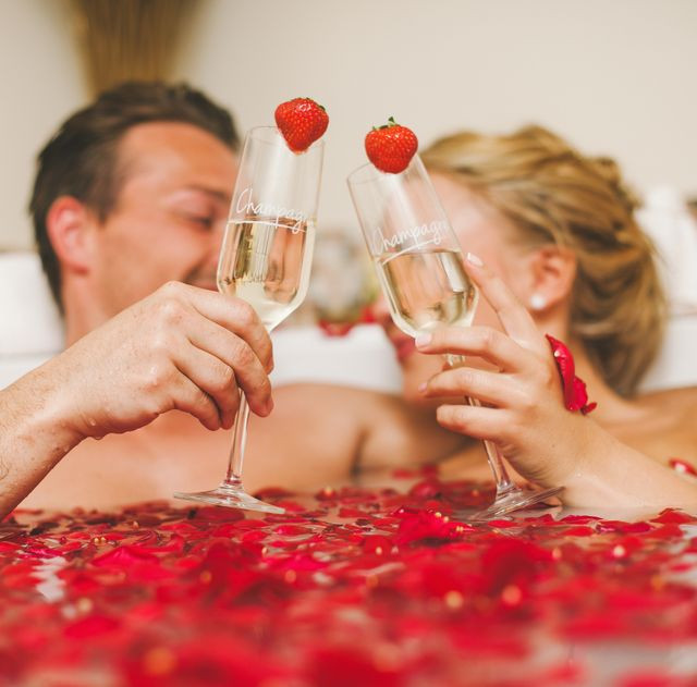 Thêm vào đó, vợ chồng ân ái sau khi uống rượu bia, nếu có mang thai cũng đẽ làm tăng khả năng thai nhi bị các dị tật bẩm sinh. Thật sự đáng lo ngại.