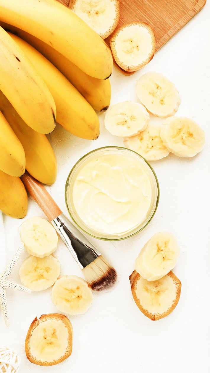 6. Mặt nạ chuối làm sáng da: Nghiền một nửa quả chuối trong chén nhỏ. Thêm một thìa nước cam, một thìa mật ong. Đắp hỗn hợp lên mặt và giữ yên trong 15 phút. Ảnh: Vogue, Suxeon.