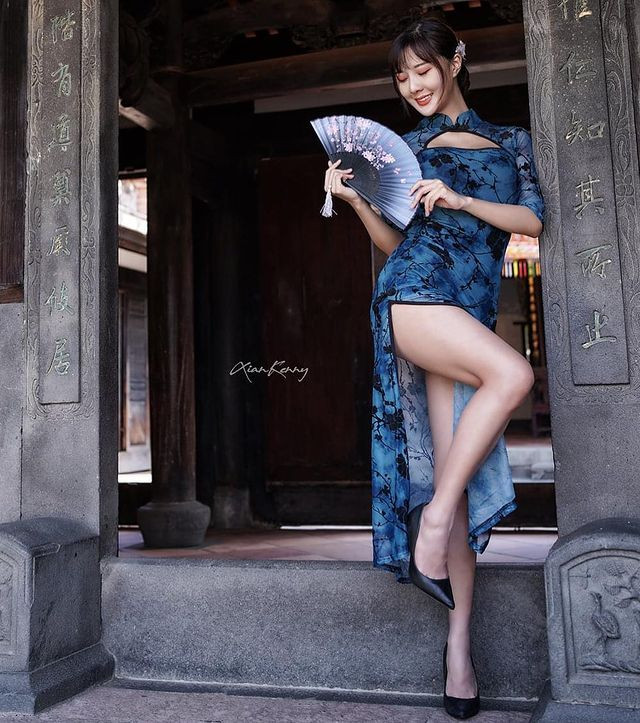 Điển hình như bộ trang phục sườn xám bó sát này, Vũ Tình khoe được đôi chân thon thả, dài miên man và vòng ba căng đầy, săn chắc của mình.