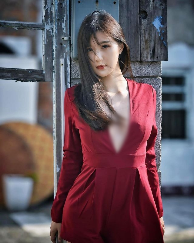 Thi thoảng, cô nàng cũng diện đồ nổi bật với thiết kế xẻ ngực sâu, vừa cuốn hút lại vừa không phản cảm.