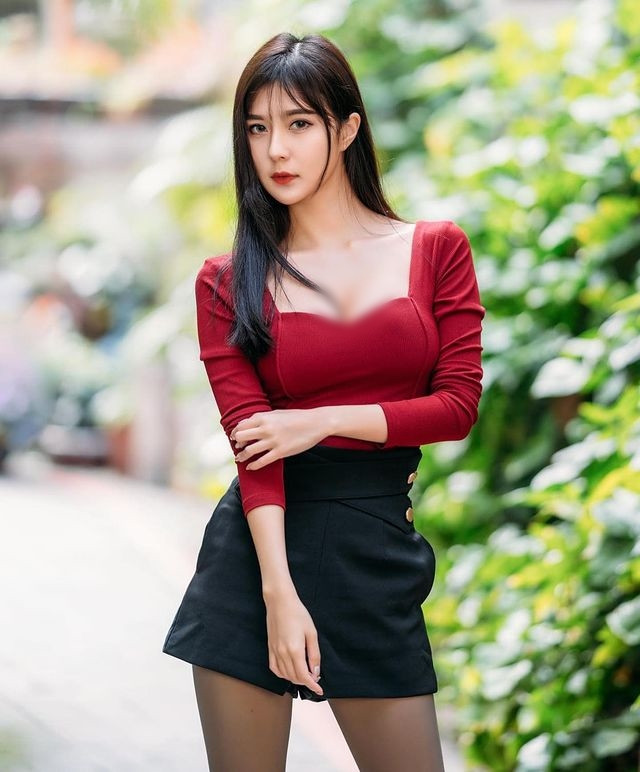 Hot girl Vũ Tình vốn nổi tiếng là người sở hữu nụ cười ngọt ngào, đôt mắt hút hồn và tỷ lệ cơ thể đẹp chuẩn mặc. Dù diện đồ rộng rãi giấu dáng vẫn không mất đi vẻ gợi cảm quyến rũ, khiến người hâm mộ không khỏi ngưỡng mộ, ghen tị.