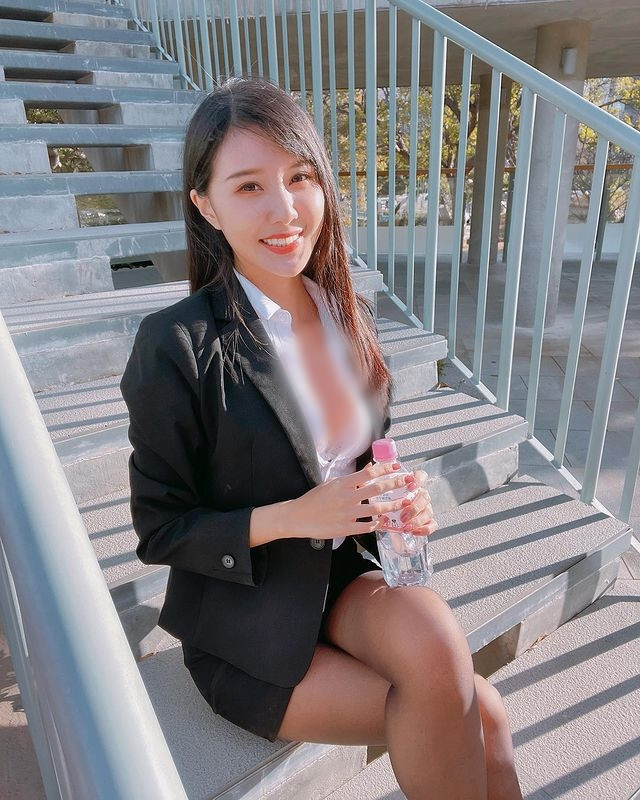 Tuy vậy, không phải lúc nào Vũ Tình cũng mặc đẹp. Cô nàng cũng có lúc lộ rõ lỗi thẩm mỹ khi phối đồ, đặc biệt là đối với trang phục cần sự nghiêm túc và thanh lịch như đồ công sở.