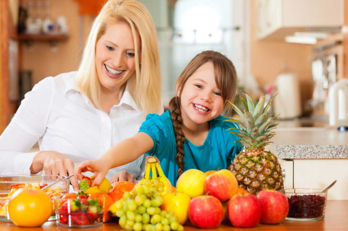 Trong khi đó ổi giàu vitamin C, một chất chống oxy hóa cao trước những tổn thương của da từ ánh nắng mặt trời và ô nhiễm, xoài rất nhiều dưỡng chất như: carotene, kali, sắt, vitamin E.