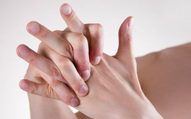 1. Sưng ngón tay: Nếu ngón tay bạn sưng bất thường rất có thể do ăn quá nhiều muối. Thói quen này khiến thận khó làm việc cực nhọc hơn, khó lọc máu hơn và khó thải các chất lỏng không mong muốn, khiến chất lỏng tích tụ ở một số khi vực, kể cả bàn tay.