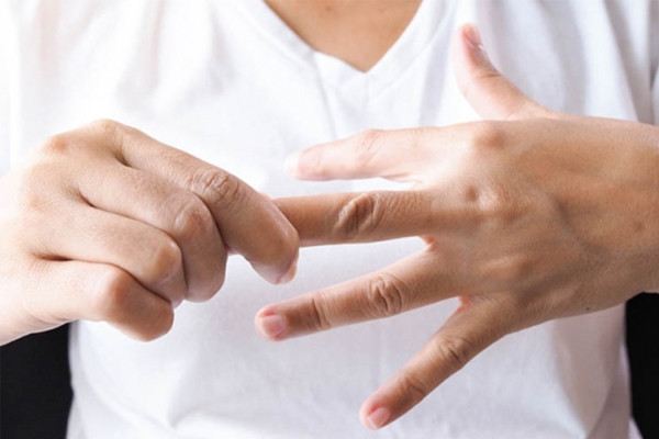 5. Đầu ngón tay bất thường: Đây là tình trạng móng tay hơi hướng lên trên, có hình dạng rộng ở phía đầu móng và hẹp ở phía sát chân móng, vòng cung ở chân móng tay có cảm giác lõm xuống. Đây là dấu hiệu chứng tỏ một hoặc nhiều cơ quan trong cơ thể bị tổn thương ở mức độ nhất định, đây cũng là biểu hiện bệnh do tích tụ quá nhiều độc tố.