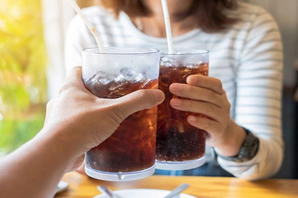 4. Nước ngọt: Nước ngọt được vô số bạn trẻ yêu thích vì giúp giải nhiệt, đã khát thế nhưng thực tế nó chứa rất nhiều chất gây hại khiến thận của bạn phải làm việc quá tải.