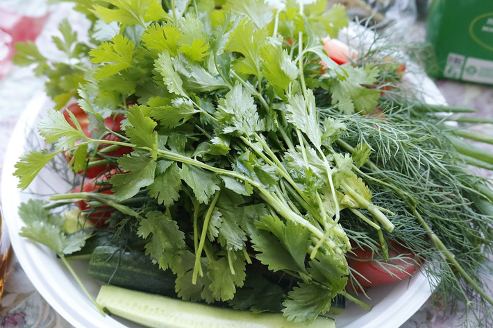 Các chuyên gia cũng chỉ ra rằng mùi hương của rau mùi rất đa dạng, một trong những mùi đặc biệt là do chất aldehyde có trong rau mùi tỏa ra. Khoảng 10% đến 20% người cảm thấy rau mùi có vị như xà phòng hoặc mùi đất nên họ thường không ăn nổi. Hiện tượng này có thể liên quan đến gen thụ thể khứu giác OR6A2.