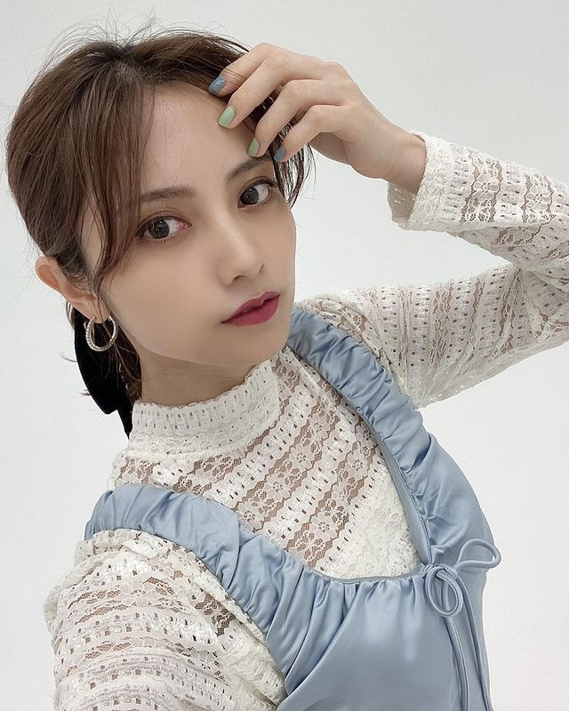 Hot girl người Nhật Bản Nashiko Momotsuki vốn rất nổi tiếng trong giới Cosplay xứ sở hoa anh đào. Với lợi thế ngoại hình, sau khi bước chân vào lĩnh vực điện ảnh, Nashiko Momotsuki đã nhanh chóng nổi tiếng.