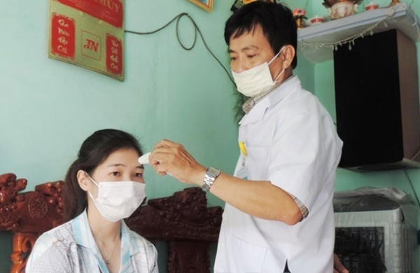 Theo các thông tin chia sẻ trên Cổng thông tin điện tử ngành y tế TP.HCM, thuốc molnupiravir được sử dụng bằng đường uống, ngay sau khi bệnh nhân có xét nghiệm dương tính với COVID-19. Trong các đợt thử nghiệm lâm sàng, hãng Merck đã phát thuốc molnupiravir cho người đã có triệu chứng của bệnh trong 5 ngày đầu và được tiên lượng là có nguy cơ cao đổ bệnh nặng, bao gồm các bệnh nhân: Trên 60 tuổi, người có sẵn bệnh nền (tim mạch, đái tháo đường). Kết quả thuốc molnupiravir giảm 50% nguy cơ nhập viện. Cụ thể khi so sánh các nhóm: 14,1% các bệnh nhân đã dùng giả dược phải nhập viện; chỉ 7,3% bệnh nhân đã uống thuốc molnupiravir phải nhập viện. Nhóm dùng thuốc molnupiravir không có bệnh nhân tử vong; 8 bệnh nhân đã tử vong trong nhóm dùng giả dược.