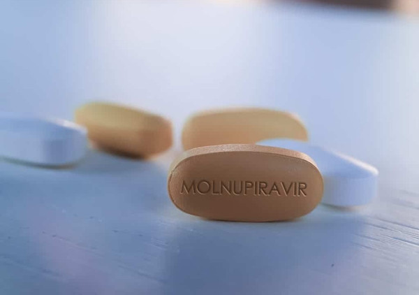 Được xem như "liều thuốc hy vọng", các nghiên cứu lâm sàng cho thấy, hoạt tính kháng virus phổ rộng của Molnupiravir chống lại được một số chủng của virus corora, bao gồm cả SARS-CoV-2.