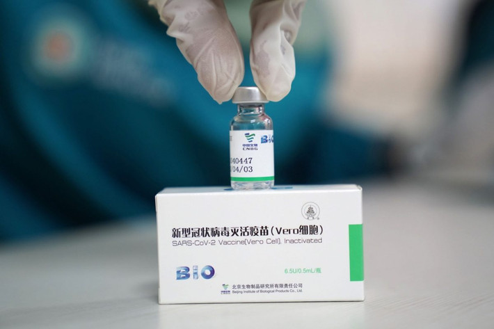 Những người nhiễm HIV, có nguy cơ mắc COVID-19 cao hơn. Tuy rằng bệnh nhân HIV không được đưa vào thử nghiệm nhưng đây là loại vắc xin không sao chép, những nhiễm HIV vẫn thuộc nhóm được đề nghị tiêm chủng vắc xin Sinopharm. Tuy vậy cần cung cấp rõ thông tin cá nhân để đánh giá rủi ro và lợi ích.