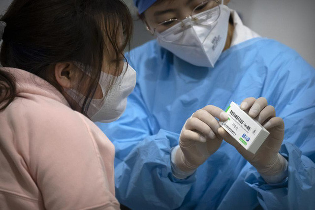 Vắc xin Sinopharm có an toàn? WHO đánh giá kỹ lưỡng dữ liệu về chất lượng, độ an toàn và hiệu quả của vắc xin Sinopharm và đã khuyến nghị sử dụng vắc xin này cho những người từ 18 tuổi trở lên.