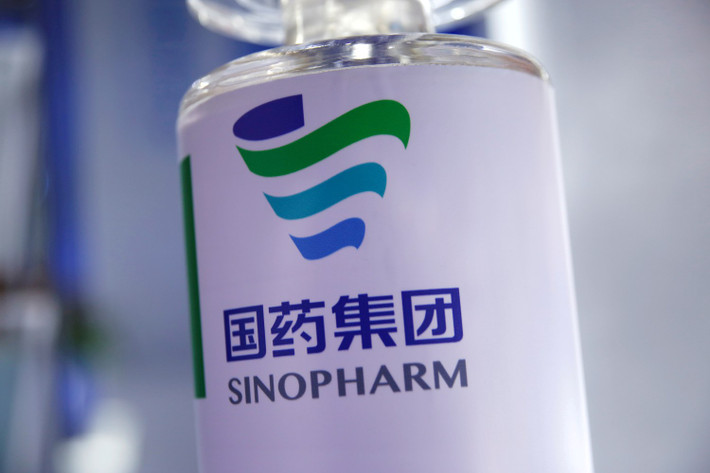 Đối tượng nào có thể tiêm vắc xin Sinopharm? Vắc xin Sinopharm có thể tiêm cho những người đã từng bị COVID-19. Trong vòng 6 tháng sau khi nhiễm COVID-19, việc tái nhiễm có triệu chứng không phổ biến. Do nguồn vắc xin hạn chế, người nhiễm virus có thể trì hoãn tiêm vắc xin. Ở vùng có nguy cơ cao được khuyến khích tiêm.