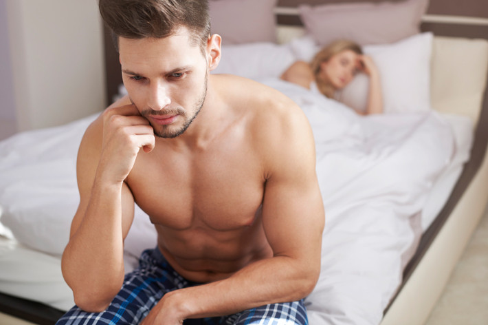 Thứ ba, thảo luận cùng nhau các về đề mà hai người gặp phải. Vợ/chồng của bạn không quan tâm đến tình dục có thể là do họ đang trải qua quá nhiều căng thẳng hoặc lo lắng.