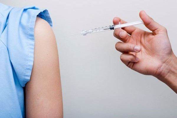 Vắc xin COVID-19 là vắc xin nhằm ngăn ngừa và làm chậm sự lây lan của dịch viêm đường hô hấp cấp gây ra do COVID-19; bằng cách giúp cơ thể sản sinh ra kháng thể chống lại virus Sars-Cov-2. Tuy nhiên, có những đối tượng cần đặc biệt lưu ý khi tiêm vắc xin COVID -19 ví dụ như người bị dị ứng thực phẩm.