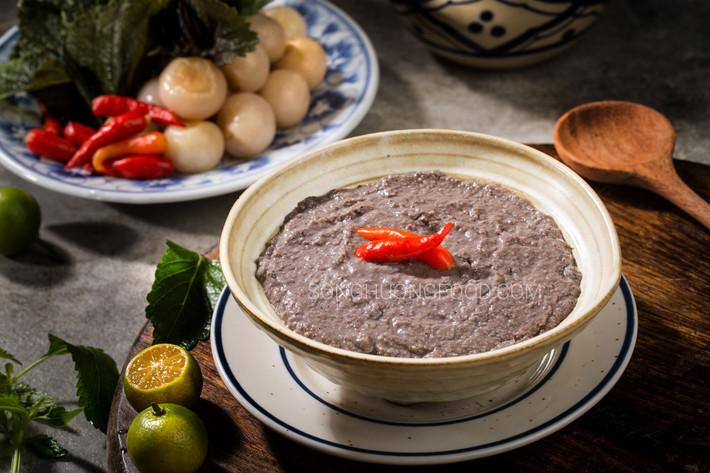 Mắm tôm có vị đặc biệt, là món chấm ngon khó cưỡng nhưng mùi hương thì không phải ai cũng chấp nhận được. Người ta cho rằng mùi hương của mắm tôm là mùi hỗn tạp, ô uế và dơ bẩn vì vậy cần kiêng kị trong tháng cô hồn.