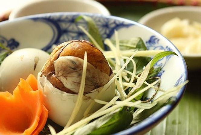 Điều này chẳng khác nào ác nghiệp, dễ dàng lôi kéo các năng lượng xấu. Vì vậy, để tránh những xui xẻo không đáng có, tốt nhất bạn nên tránh ăn trứng vịt lộn trong khoảng thời gian tháng 7 âm lịch.