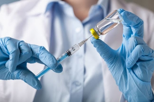 Những chú ý khi tiêm vắc xin Sinopharm. Đầu tiên, dù đã được tiêm vắc xin phòng dịch vẫn phải luôn giữ ý thức phòng ngừa lây bệnh. Ngoài ra, nên tiêm cùng một loại vắc xin đủ hai liều.
