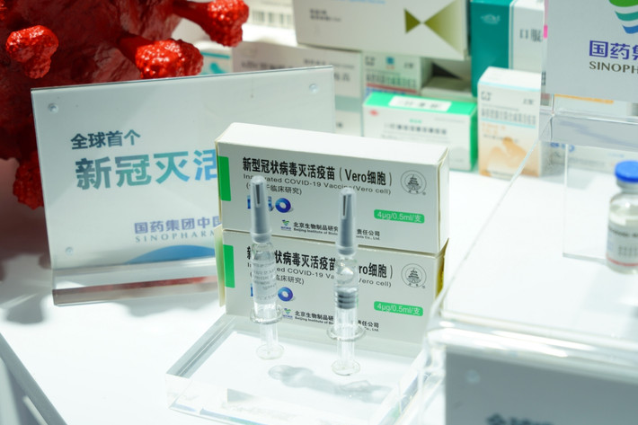 Đây là công nghệ truyền thống của nhiều loại vắc xin trước đây, sử dụng các phần tử virus đã chết (bất hoạt) để tiếp xúc với hệ thống miễn dịch của cơ thể, từ đó tạo kháng thể bảo vệ. Ngày 7/5/2021, vắc-xin Sinopharm được WHO đưa vào danh sách sử dụng khẩn cấp (EUL) với hiệu quả bảo vệ lên đến 78.2%.