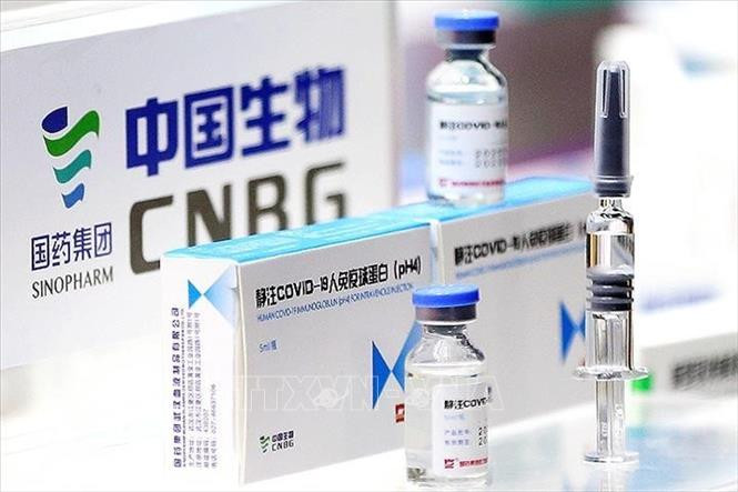 Một số tác dụng phụ phổ biến của vắc xin Sinopharm có thể kể đến như đau, mẩn đỏ, sưng tấy ở vị trí tiêm, mệt mỏi, đau đầu, đau cơ, sốt, ớn lạnh, buồn nôn. Người không gặp tác dụng phụ khi tiêm vắc xin Sinopharm không có nghĩa vắc xin không phát huy tác dụng bảo vệ.