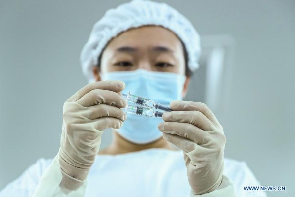 ...viêm dạ dày, đổi màu phân, bệnh nhãn khoa, mờ mắt, kích ứng mắt; đau tai, căng thẳng, tăng huyết áp, hạ huyết áp, tiểu tiện không tự chủ, chậm kinh nguyệt. Riêng về phản ứng phản vệ sau tiêm vắc xin Sinopharm hiện chưa đủ thông tin để ước tính.