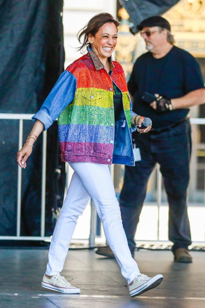 Trước khi trở thành Phó Tổng thống, Kamala Harris xuất hiện trong cuộc diễu hành tại San Francisco. Bà diện áo denim đính cườm sequin sắc cầu vồng, áo thun đen, quần jeans trắng và thắt lưng Hermès, có ý nghĩa ủng hộ cộng đông LBGT.