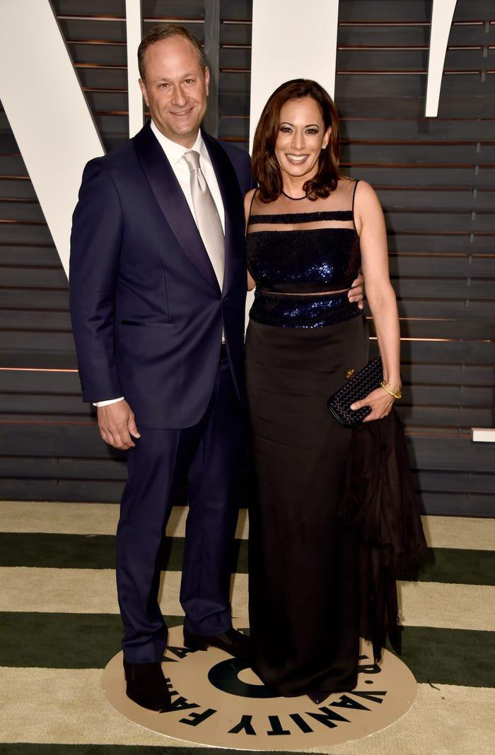 Khi cùng chồng Doug Emhoff dự tiệc hậu Oscar của Vaniti Fair năm 2015, bà Kamala Harris chọn váy sát nách dài quết đất của nhà thiết kế nữ Pamela Rolland.