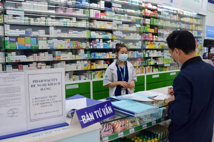 Việc sử dụng dexamethasone có thể làm giảm tỉ lệ tử vong khoảng 30% đối với những bệnh nhân sử dụng máy thở và khoảng 20% đối với những bệnh nhân cần bổ sung oxy.